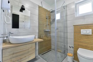 Een douche, een haardroger, handdoeken