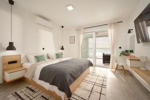 4 bedrooms, iron/ironing board, free WiFi, bed sheets