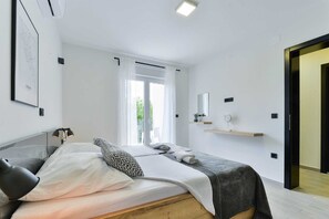 4 slaapkamers, een strijkplank/strijkijzer, gratis wifi, beddengoed