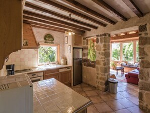 Een koelkast, een oven, een kookplaat, een vaatwasser