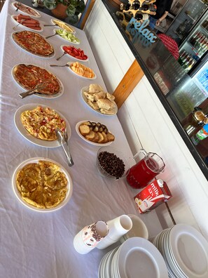 Petit déjeuner (25 GEL par personne)