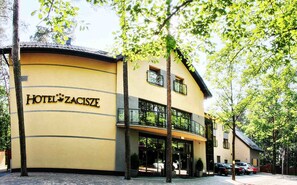 A two-story building with a yellow facade and a sign reading "HOTEL ZACISZE". - Hotel Zacisze w Turawie (Turawa)