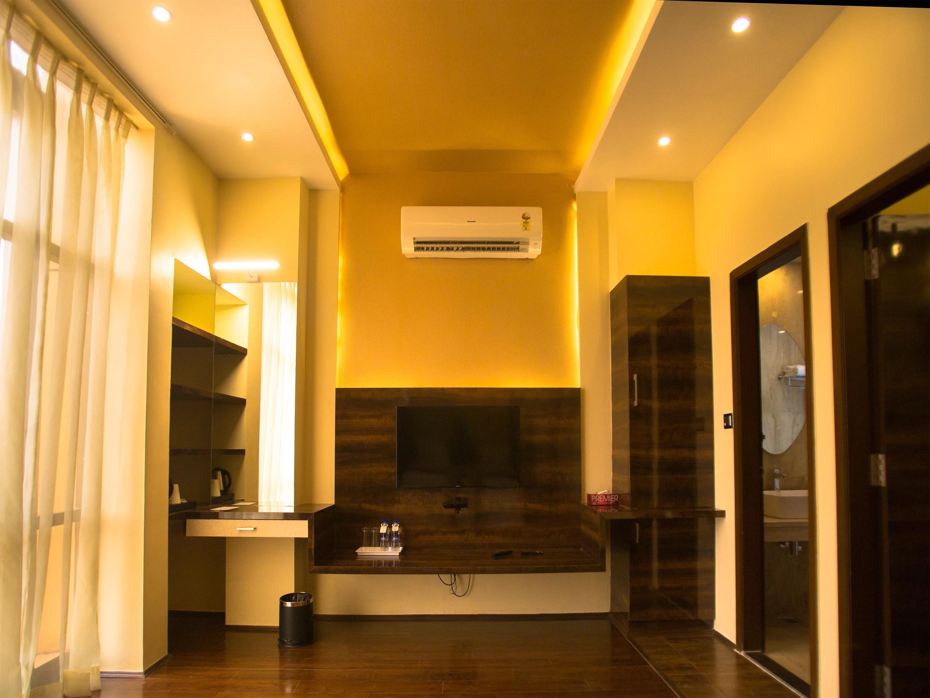 suite, non smoking | living area | led tv