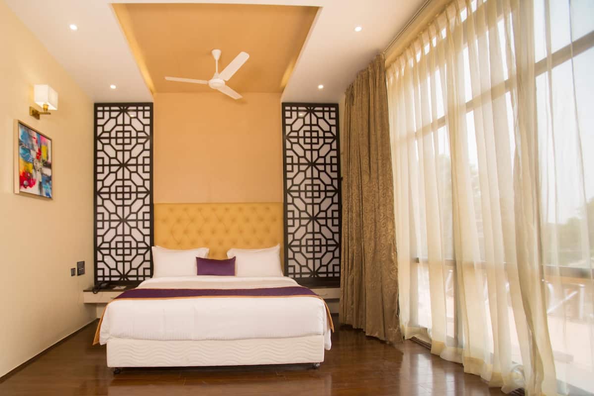 suite, non smoking | 1 bedroom, minibar, in-room safe, desk