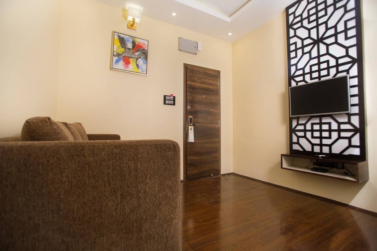 suite, non smoking | living room | led tv