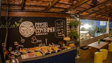 Café da manhã com buffet grátis todos os dias