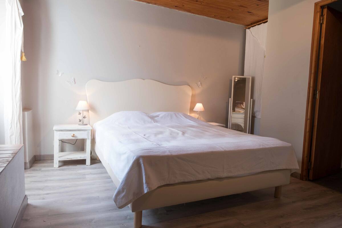 Double Room (Glycine) | 1 bedroom, individually decorated, individually furnished