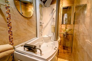 Honeymoon Room, 1 King Bed with Sofa bed, Hot Tub, Ground Floor | Bathroom | Shower, free toiletries, towels, soap - Hotel Boutique Jardín Del Duque (Santa Marta)