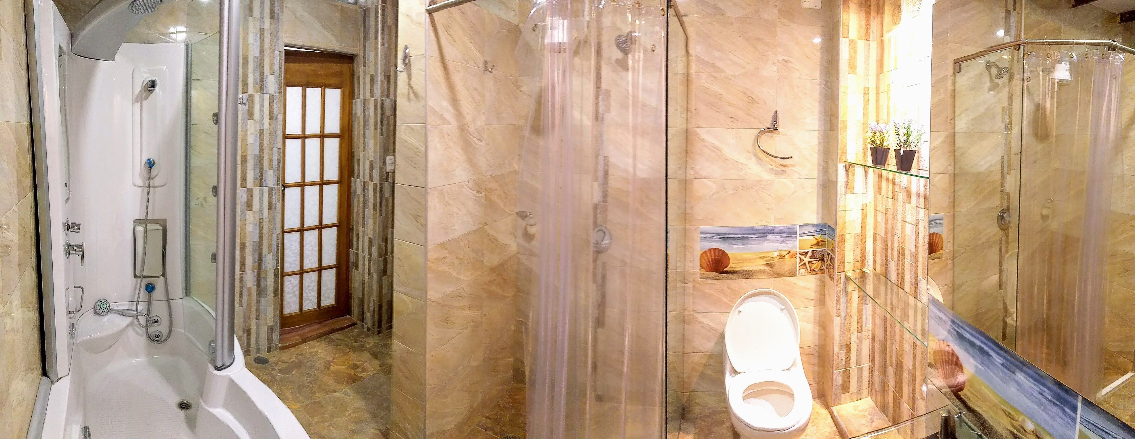 Un baño con bañera, ducha e inodoro.