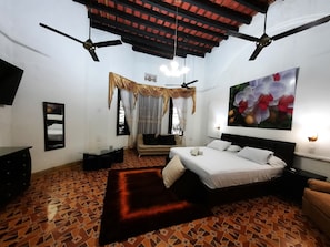 Kamar Bulan Madu, 1 Tempat Tidur King dengan tempat tidur Sofa, hot tub, lantai dasar | 1 kamar tidur, tirai kedap cahaya, Wi-Fi gratis, dan seprai linen
