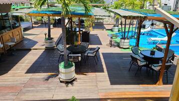 Habitación superior, 1 cama King size y sofá cama, balcón, junto a la alberca | Vista desde la habitación