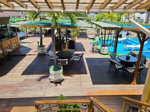 Kamar Superior, 1 Tempat Tidur King dengan tempat tidur Sofa, balkon, di pinggir kolam renang | Pemandangan dari kamar