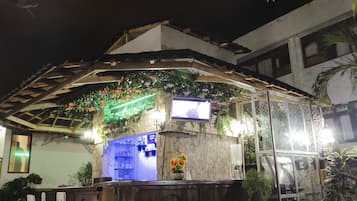 Bar við sundlaugarbakkann