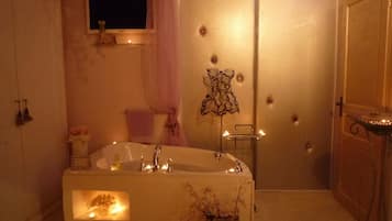 Doppelzimmer (Oxygene) | Badezimmer | Whirlpool, kostenlose Toilettenartikel, Haartrockner