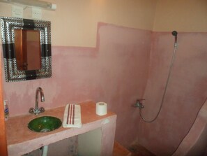 Grand Double Room, River View | Bathroom | Shower, rainfall showerhead, free toiletries, towels - Dar Zara (Ighrem N'Ougdal)