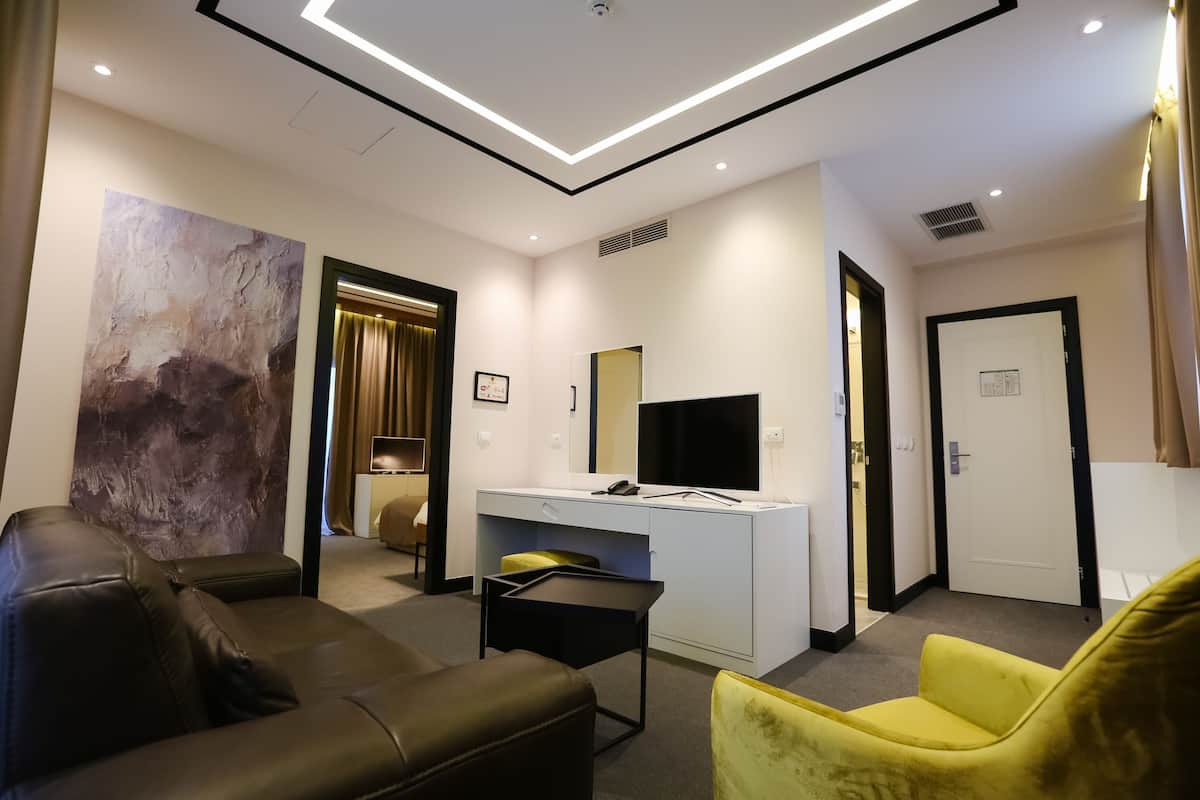 Family Comfort Suite with Double Bed, Single Bed, and Living Area | 1 室のベッドルーム、高級寝具、ミニバー、セーフティボックス (室内)