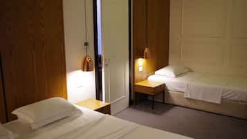 Family Comfort Suite with Double Bed, Single Bed, and Living Area | 1 間睡房、高級寢具、迷你吧、房內夾萬