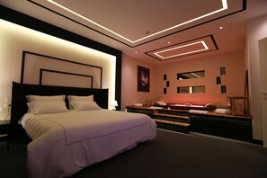 Suite with In-Room Jacuzzi, Double Bed, and Living Space | 1 多间卧室、高档床上用品、迷你吧、客房内保险箱