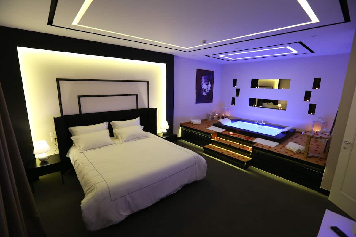 Suite with In-Room Jacuzzi, Double Bed, and Living Space | 1 室のベッドルーム、高級寝具、ミニバー、セーフティボックス (室内)