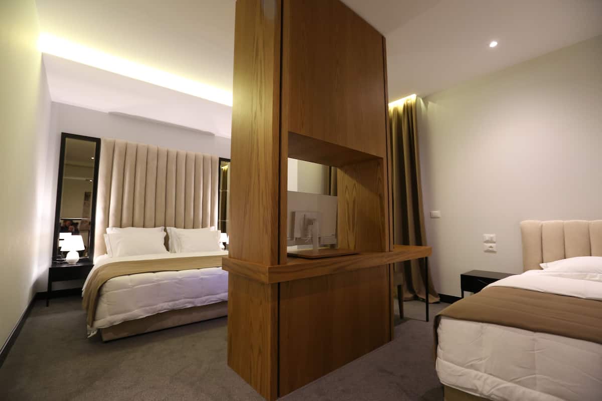 Superior triple room with one double bed and one single bed | 1 室のベッドルーム、高級寝具、ミニバー、セーフティボックス (室内)