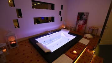 Suite with In-Room Jacuzzi, Double Bed, and Living Space | Jetted tub