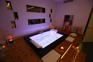 Suite with In-Room Jacuzzi, Double Bed, and Living Space | Whirlwanne