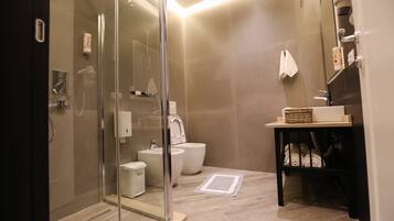 Quarto casal standard | Banheiro | Produtos de toalete grátis, secador de cabelo, roupões de banho