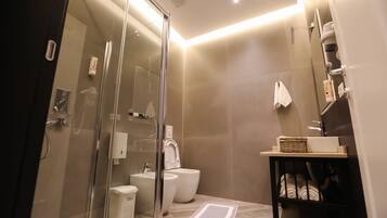Family Comfort Suite with Double Bed, Single Bed, and Living Area | Badkamer | Gratis toiletartikelen, een haardroger, badjassen, pantoffels