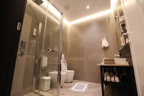 Family Comfort Suite with Double Bed, Single Bed, and Living Area | Bathroom | Free toiletries, hair dryer, bathrobes, slippers - Delta Hotel (Rrashbull)