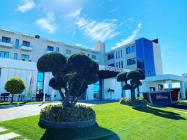 Fachada de la propiedad por la tarde o noche