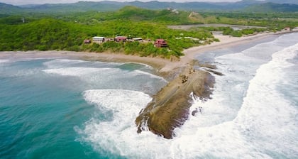 Magnific Rock - Surf Resort & Yoga Retreat Nicaragua - Hostel