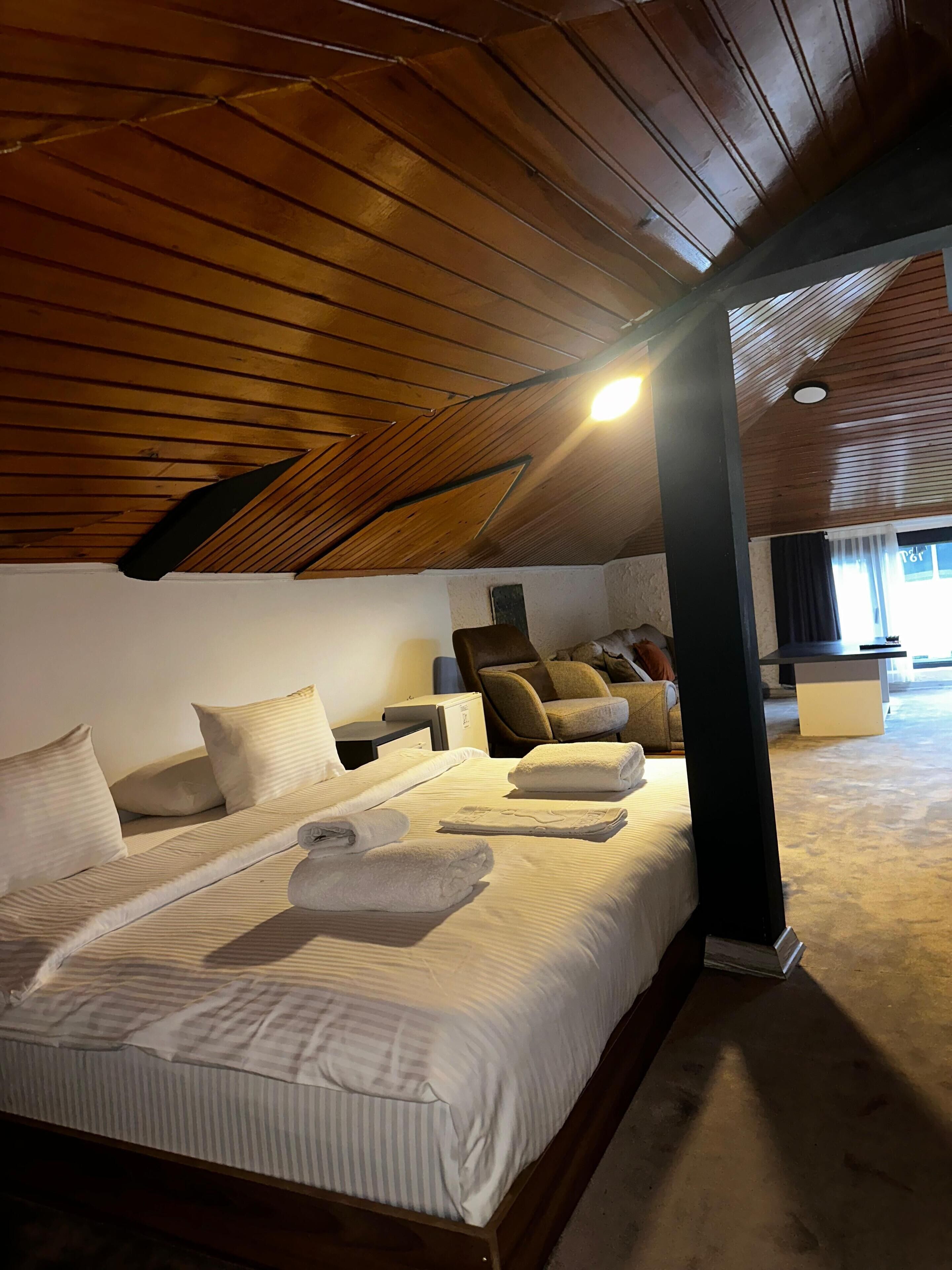 Deluxe Room, 1 Bedroom, Smoking, Sea View | Egyptian cotton sheets, premium bedding, memory foam beds, free WiFi