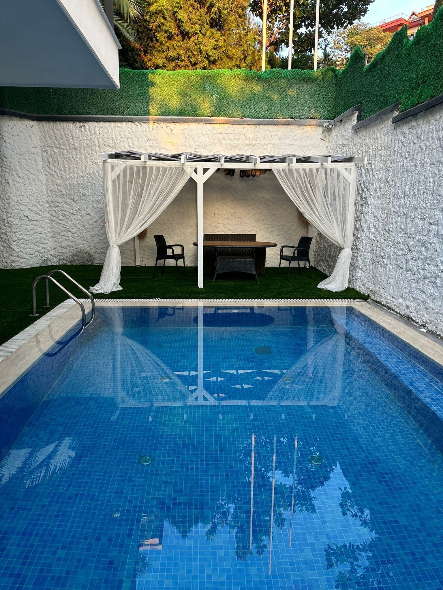 Rom – exclusive, 1 kingsize-seng med sovesofa, adgang til basseng | Sengetøy i egyptisk bomull og sengetøy av topp kvalitet