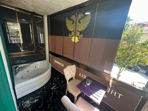 豪華客房, 1 張特大雙人床, 熱水浴缸, 海景 | 埃及棉床單、高級寢具、記憶床墊、免費無線上網