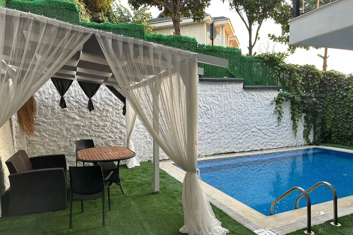 Habitació exclusiva, 1 llit de matrimoni gran i sofà llit, fumadors, vistes a la piscina | 1 dormitori, llençols de cotó egipci i roba de llit d'alta qualitat