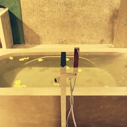 Deluxe Suite | Deep soaking bathtub