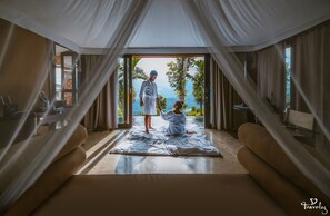 Ropa de cama de alta calidad y minibar 