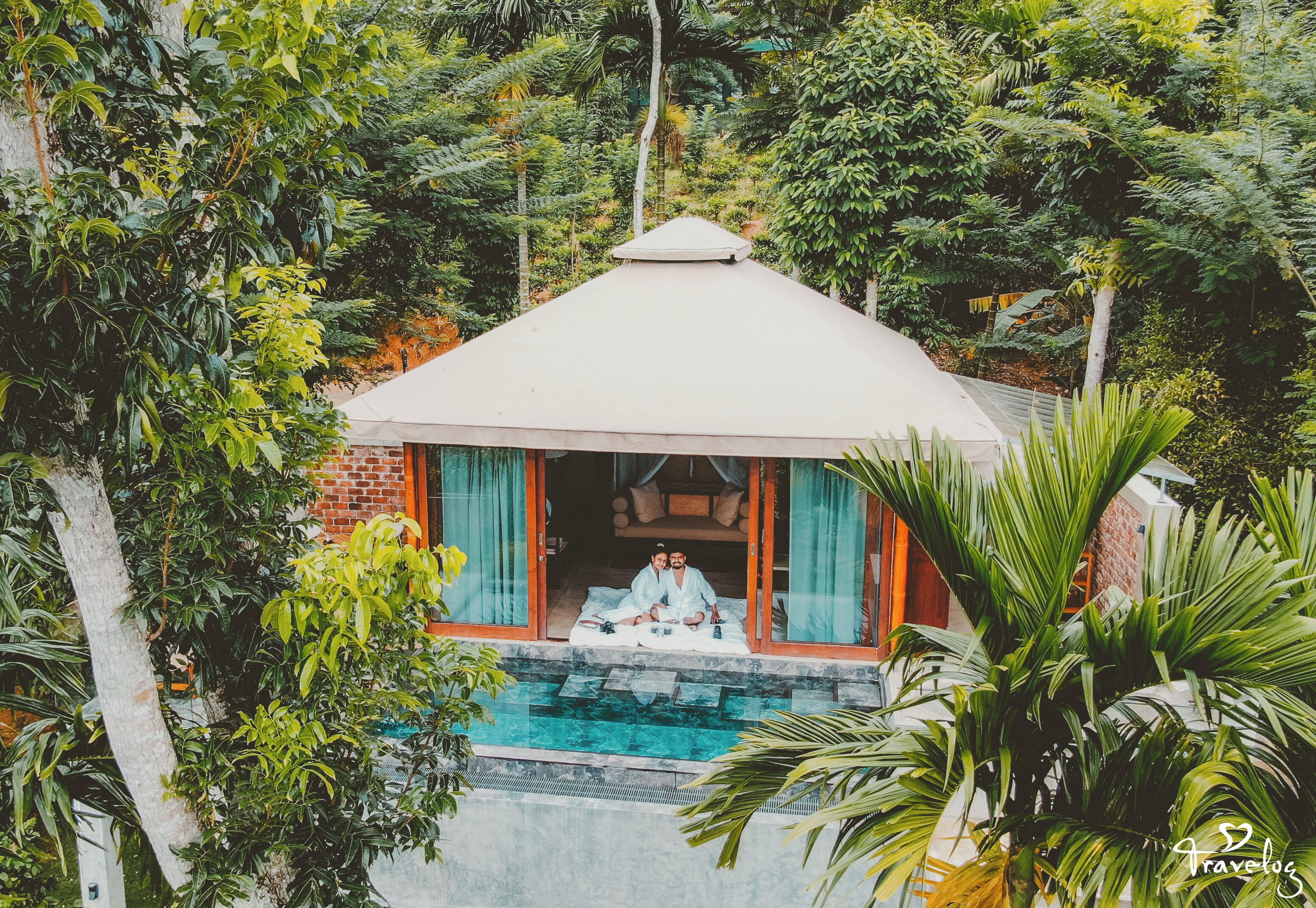 Un bungalow avec piscine, entouré d’une végétation luxuriante.