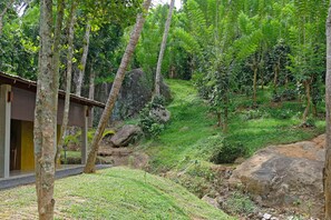 Couples treatment rooms, sauna, steam room, body treatments