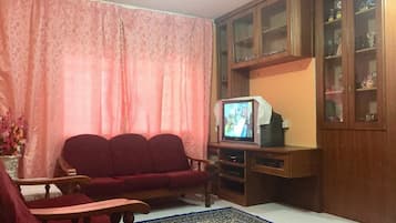 아파트, 침실 3개 | 거실 공간 | 위성 채널 시청이 가능한 32인치 LCD TV, TV
