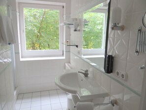 Quarto casal | Banheiro | Chuveiro, produtos de toalete grátis, secador de cabelo