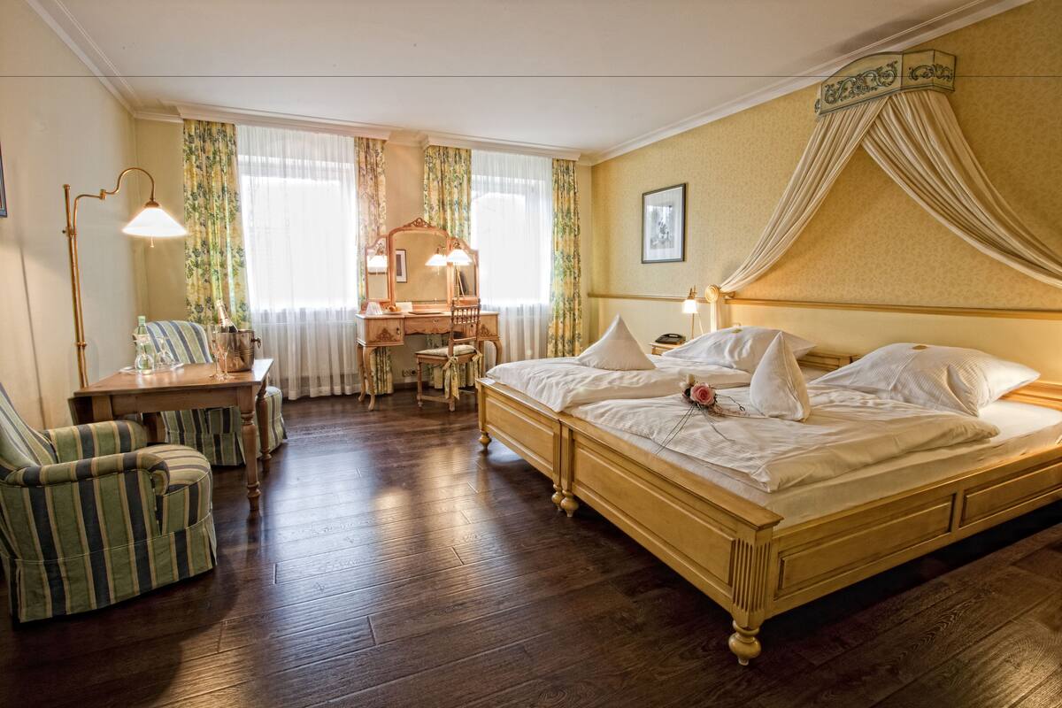 Habitación doble | Escritorio, insonorización, tabla de planchar con plancha y cunas