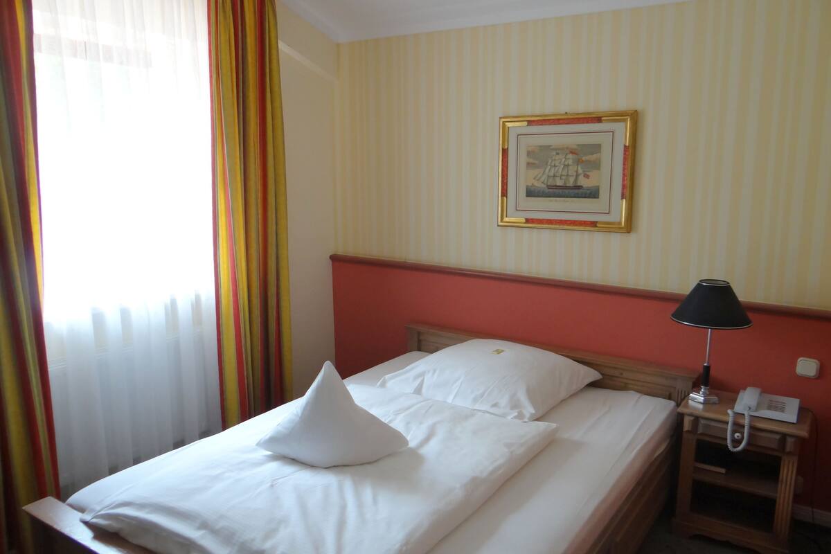 Habitación individual | Escritorio, insonorización, tabla de planchar con plancha y cunas