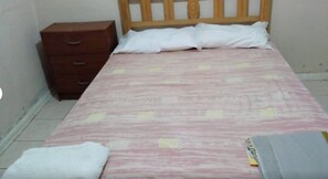 Habitación básica doble, 1 cama matrimonial | Wifi gratis y ropa de cama