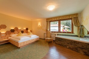 Een kluis op de kamer, een bureau, verduisterende gordijnen, gratis wifi