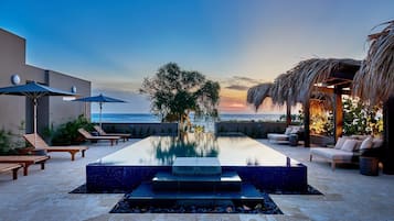 Udendørs pool, infinity-pool, liggestole