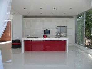 Een koelkast, een magnetron, een oven, een kookplaat