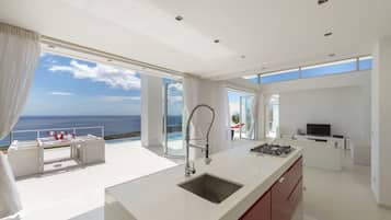 Een koelkast, een magnetron, een oven, een kookplaat