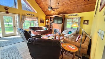 Smart-TV, Kamin, DVD-Player, Bücher