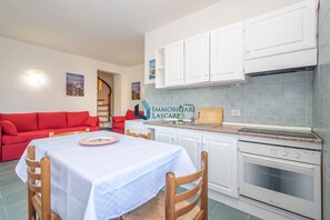 Frigorifero, forno, piano cottura, pentole/stoviglie/utensili